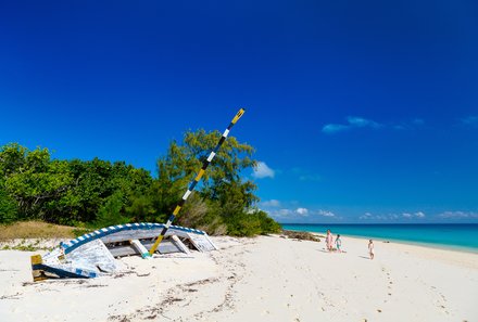 Südafrika Familienreise - Südafrika for family - Verlängerung Mosambik - Familie am Strand bei Boot