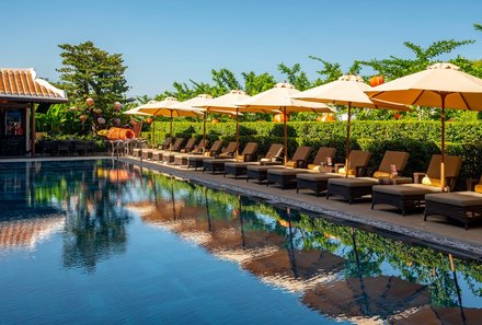 Vietnam Familienreise - Vietnam mit Kindern - Allegro Hoi An - Pool mit Liegen