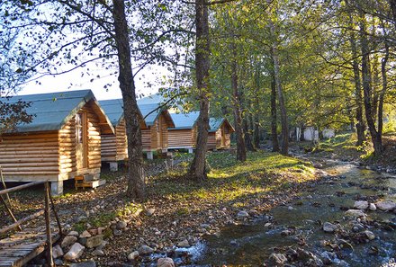 Albanien Familienreise - Albanien for family individuell - Farma Sotira Außenansicht Holzhütten