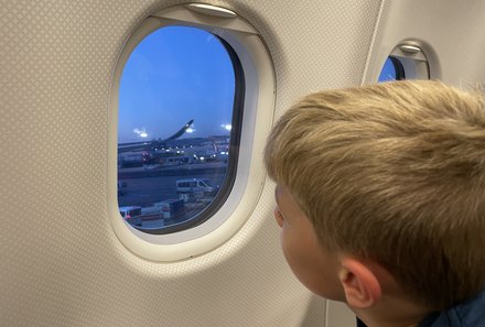 Südafrika for family - Südafrika Familienreise - Kind im Flugzeug nach Johannesburg