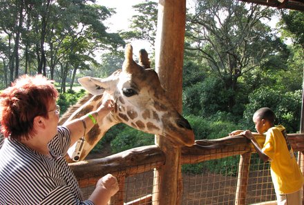 Kenia Familienreise - Kenia for family individuell - Frau streichelt Giraffe