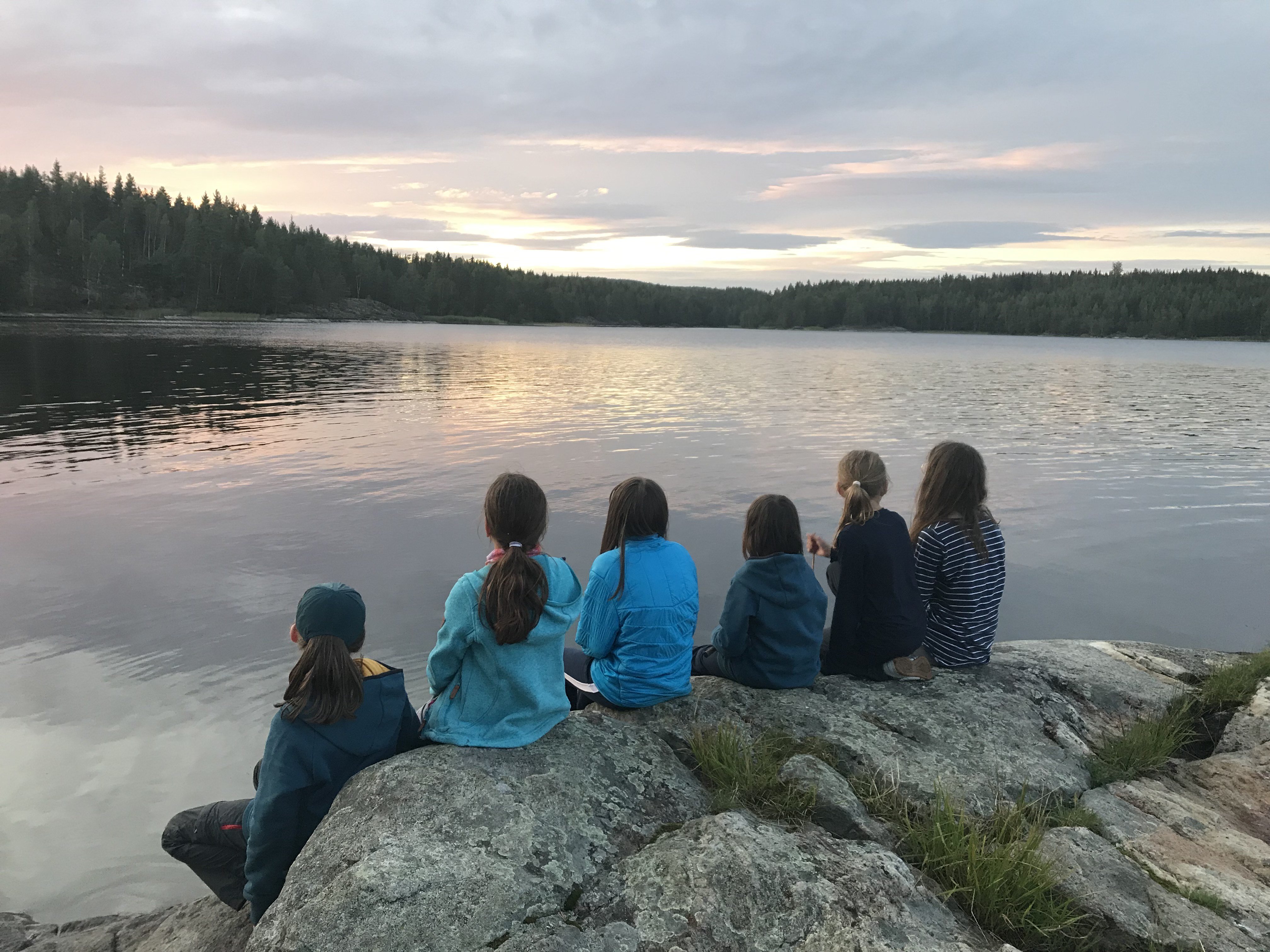 Natururlaub mit Kindern - Outdoor Reisen mit Kindern - Familienurlaub Natur - Kinder am See in Schweden