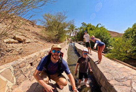 Oman for family individuell - Oman mit Kindern - Familie bei Wasserkanal in Birkat Al Mauz