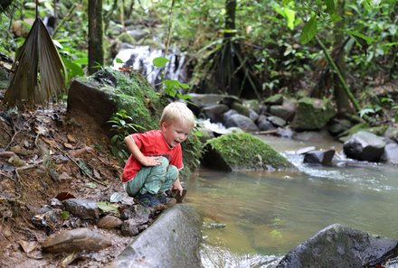 Familienurlaub Costa Rica - Costa Rica Abenteuer Regenwald und Karibik - La Tigra - Junge an Wasserteich