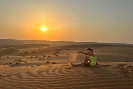 Familienreise Oman - Oman for family - Kind beim Sonnenuntergang in der Wüste