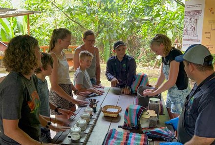 Costa Rica for family Junior - Costa Rica mit Kindern - Gruppe stellt Schokolade her