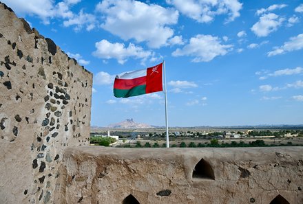 Oman Familienreise - Oman Family & Teens - Oman Flagge am Jabrin Fort