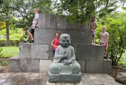 China mit Kindern - China for family - Xi'an - Wildganspagode - Mönchstatue