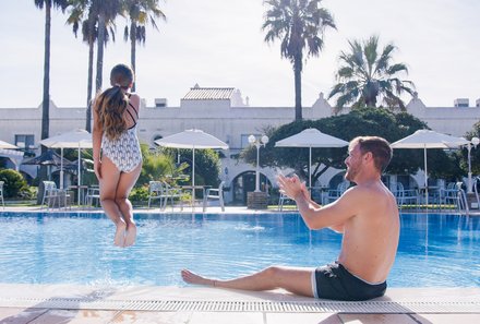 Andalusien for family - Familienreise Andalusien - Kind mit Papa am Pool