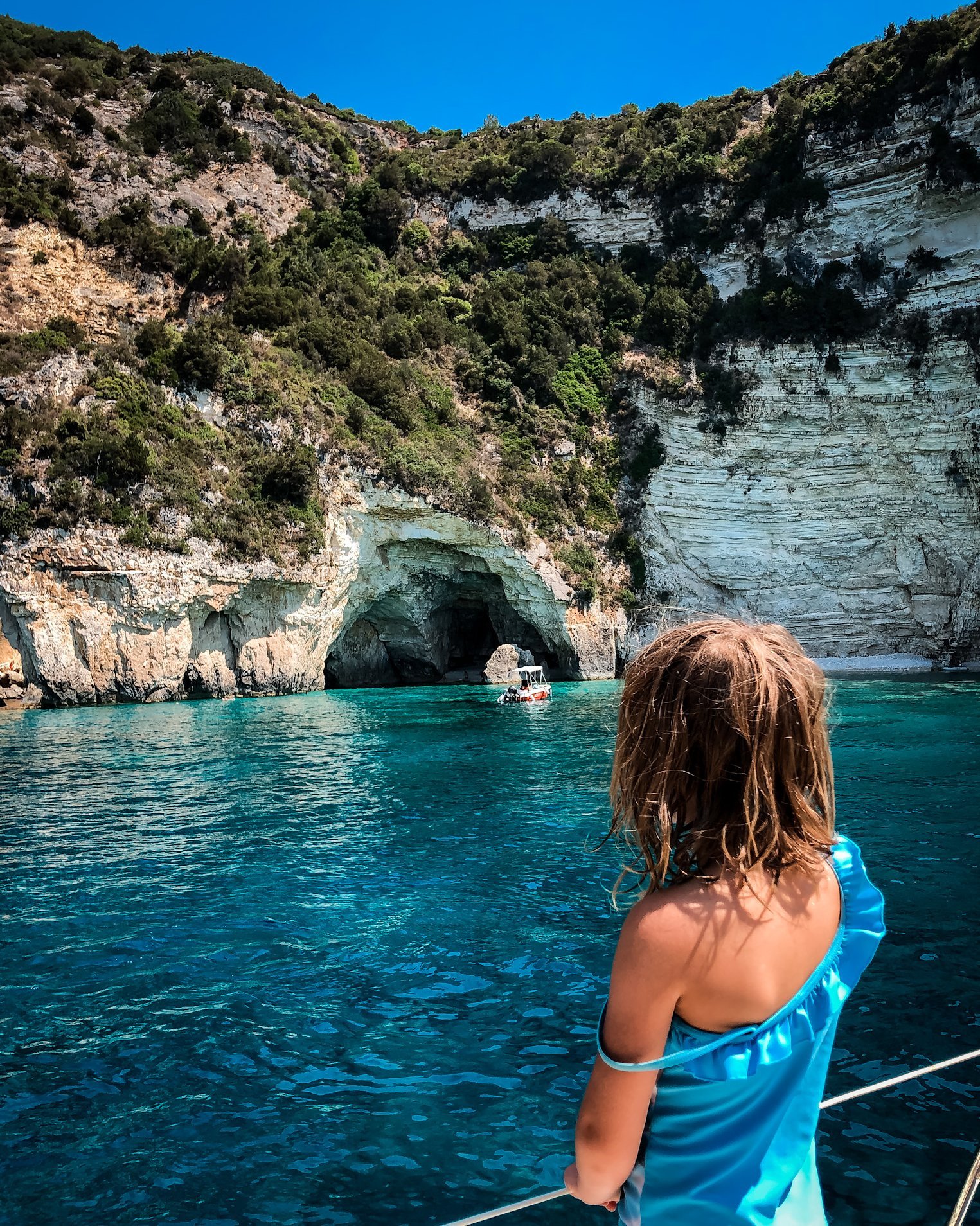 Griechenland Segelreise mit Kindern - Bloggerin Tatjana Lieblingsspot - Blue Caves Paxos