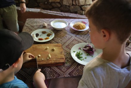 Sri Lanka Familienreise - Sri Lanka for family -  Kinder schneiden Zutaten beim Kochkurs