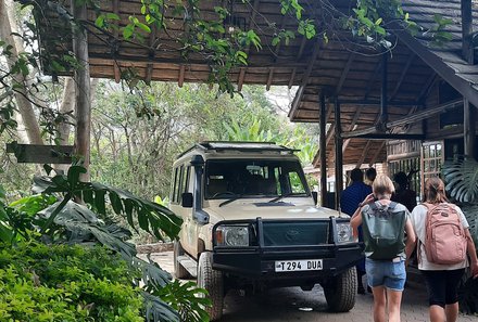 Serengeti mit Kindern individuell - Best of Familiensafari Serengeti - Arusha - Jeep vor Arumeru River Lodge