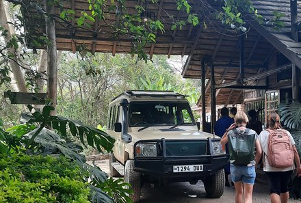 Tansania Familienreise - Tansania Family & Teens - Jeep vor Arumeru River Lodge