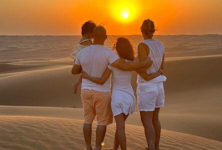 Familienreise Oman - Oman for family - Familie beim Sonnenuntergang in der Wüste