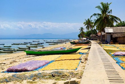 Bali for family - Bali Familienreise mit Kindern - Nusa Lembongan Strand mit Booten