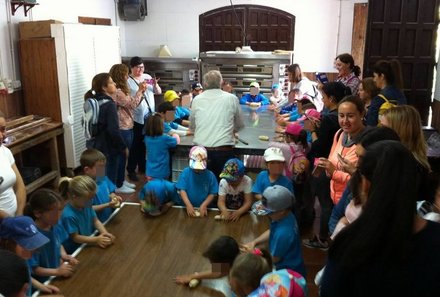 Andalusien for family - Familienreise Andalusien - Kinder beim Brotbacken