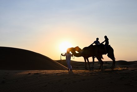 Oman mit Kindern individuell - Oman for family individuell - Kids reiten auf Kamelen