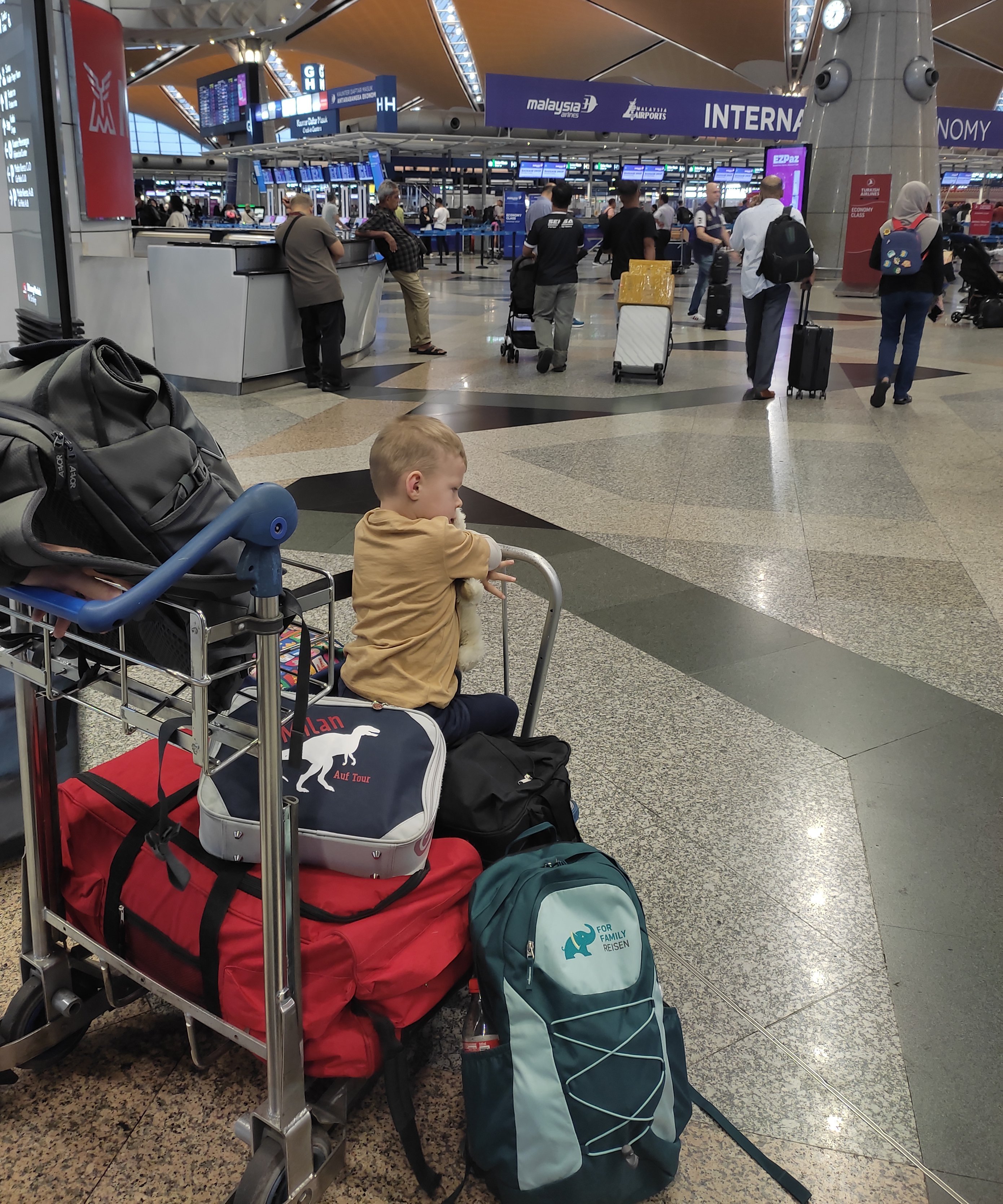 Borneo mit Kindern - Borneo mit Kindern Erfahrungen - Borneo Urlaub mit Kindern - Anreise mit Kleinkind am Flughafen