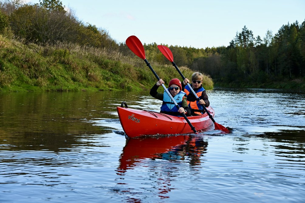 Familienurlaub Estland - Familienurlaub Baltikum - Jungs im Kanu im Gauja Nationalpark