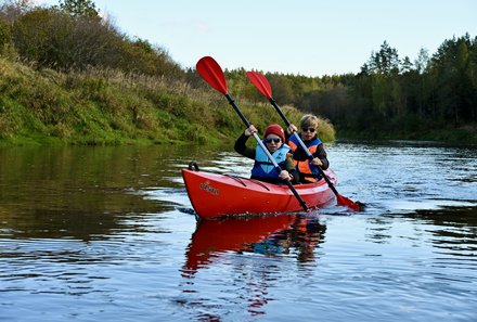 Familienreise Baltikum Family & Teens - Baltikum mit Kindern - Kids im Kajak im Gauja NP