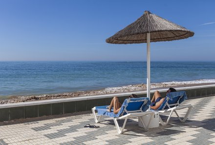 Andalusien for family - Familienreise Andalusien - mit Sonnenschirm am Meer