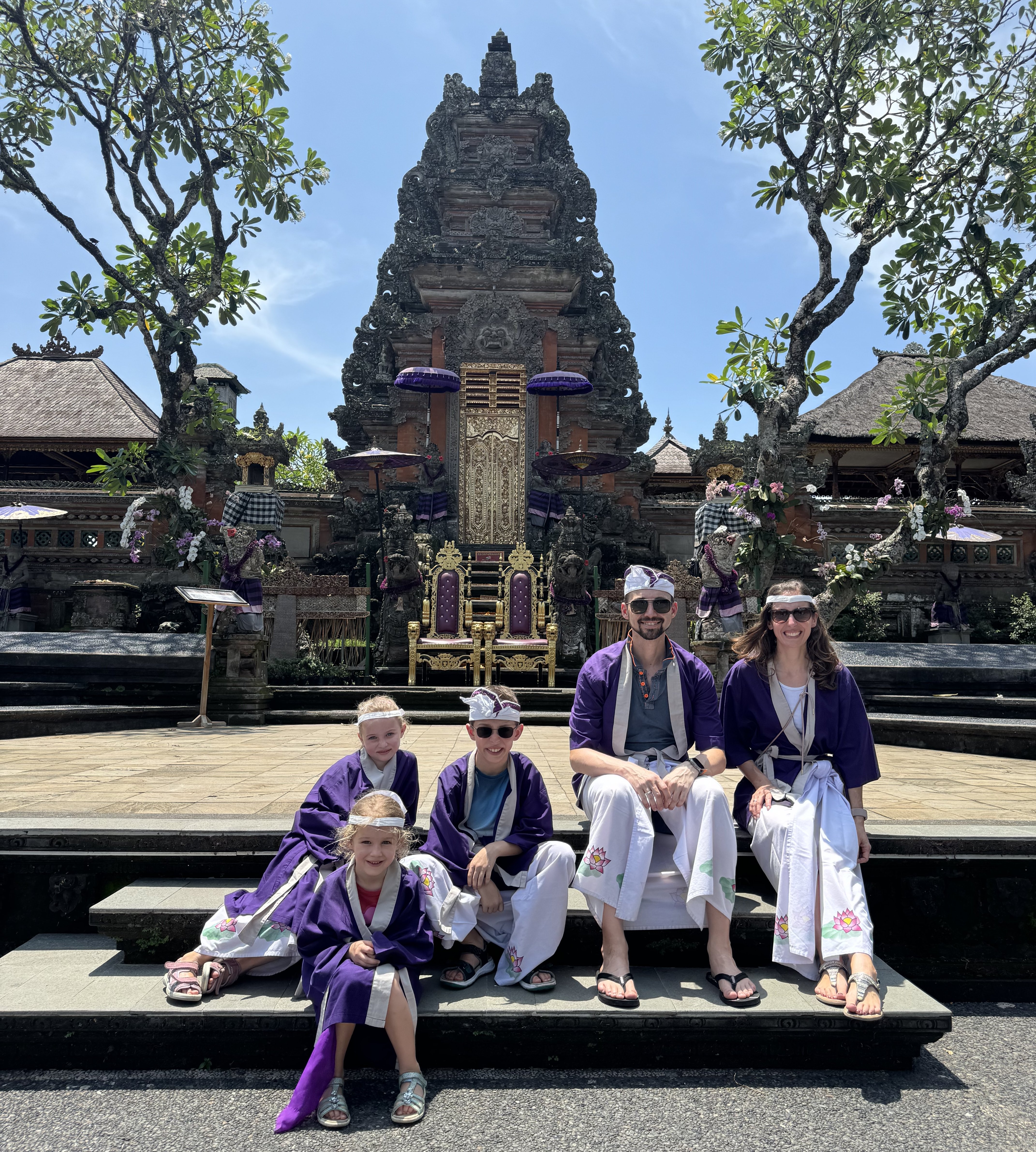 Urlaub mit Kleinkind - Reisen mit Kleinkindern - Fernreise mit Kleinkind - Bali - Familie am Tempel