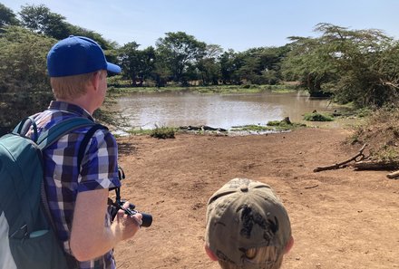 Kenia Familienreise - Kenia Family & Teens - Voyager Ziwani Lodge - Fußpirsch - Blick auf Krokodil