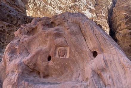 Jordanien for family individuell - Wadi Rum - Portrait im Felsen