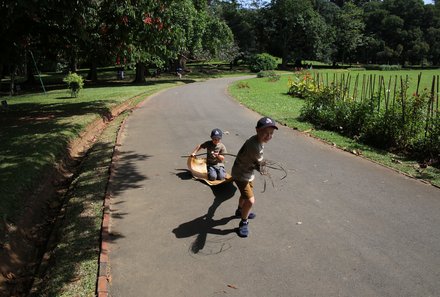 Sri Lanka Familienreise - Sri Lanka Summer for family - Botanischer Garten - Kinder spielen