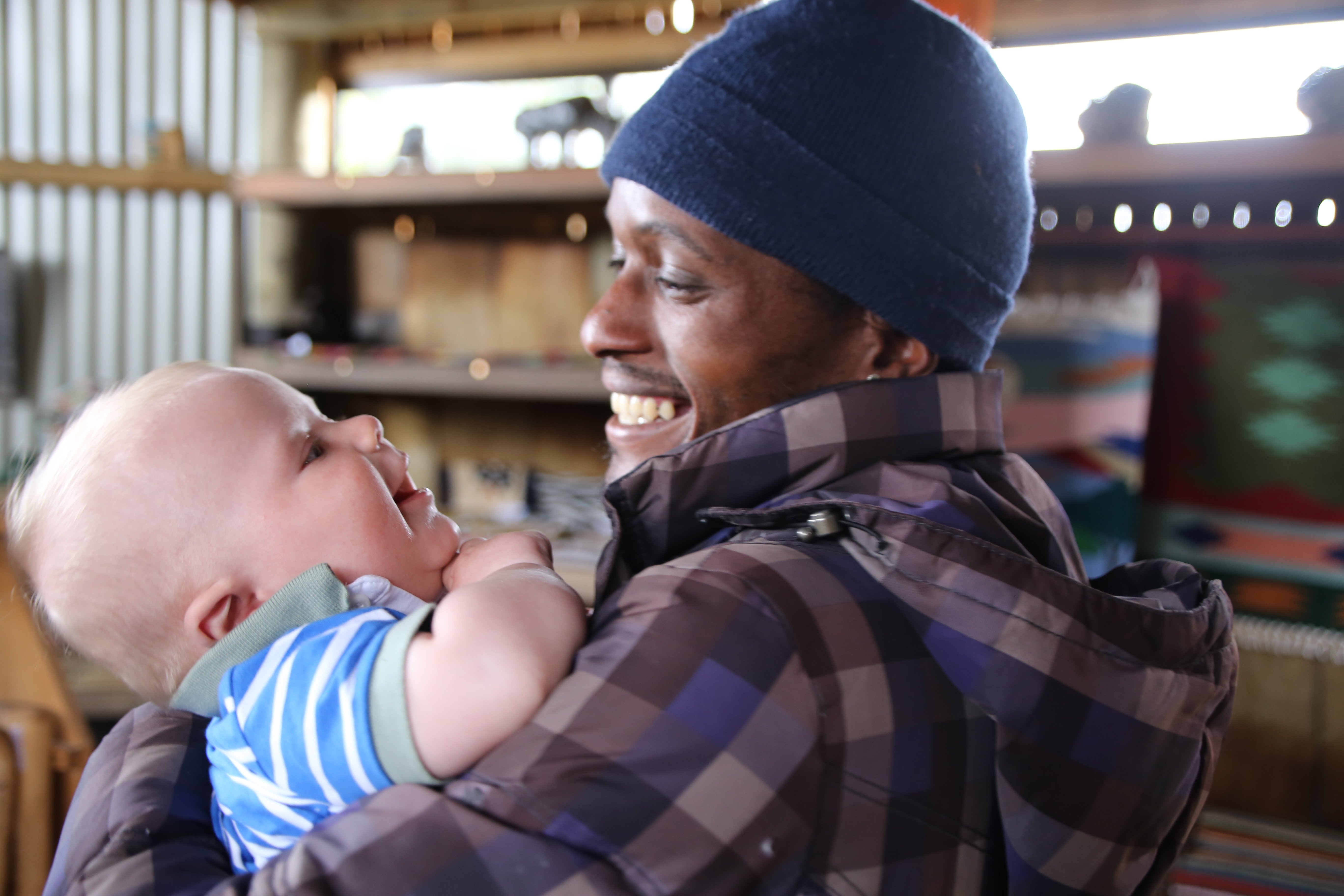 Fliegen mit Baby - Fliegen mit Baby Tipps - Baby mit Einheimischen in Südafrika