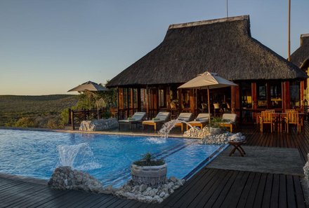 Individuelle Namibia Familienreise Deluxe - Epacha Game Lodge - Außenansicht mit Pool