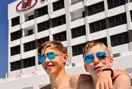 Familienreise Oman - Oman for family individuell deluxe - Kids im Pool vom Crowne Plaza