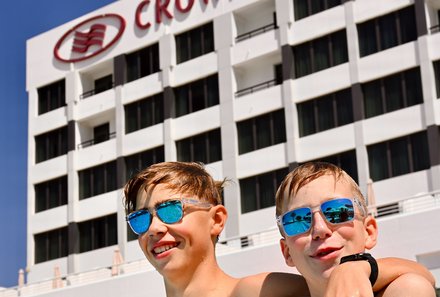 Oman Familienreise - Oman Family & Teens - Kinder im Crowne Plaza Hotel