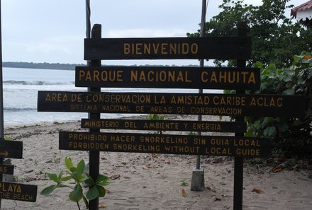 Costa Rica for family Deluxe - Familienreise in Costa Rica - Schild im Cahuita Nationalpark 