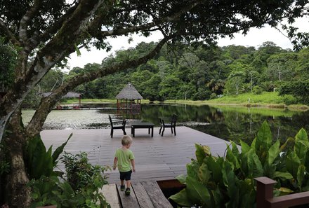 Costa Rica Familienurlaub - Costa Rica for family individuell - Maquenque Eco Lodge - Kleiner Junge auf Steg