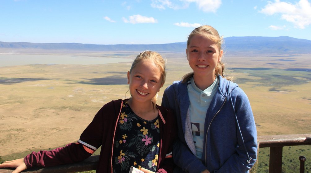 Tansania Familienurlaub - Tansania Familienreise - Kids im Ngorongoro Krater