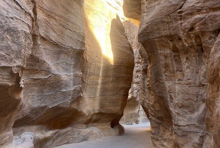 Jordanien Rundreise mit Kindern - Jordanien for family - Felsen mit Sonnenlicht