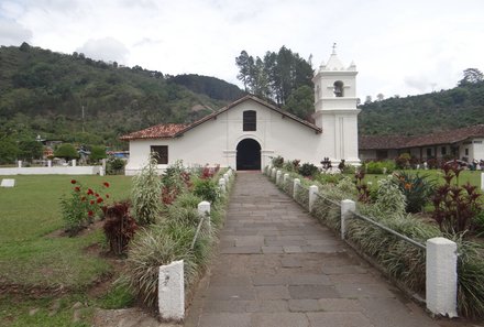 Familienurlaub Costa Rica - Traumhaftes Naturparadies - Orosi Kirche Garten