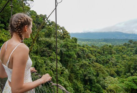 Familienurlaub Costa Rica - Costa Rica Abenteuer Regenwald und Karibik - La Fortuna - Mädchen auf Hängebrücke