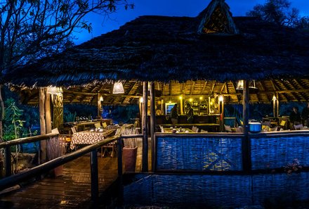 Serengeti mit Kindern individuell - Best of Familiensafari Serengeti - Maweninga Camp Tarangire Nationalpark - Bar am Abend