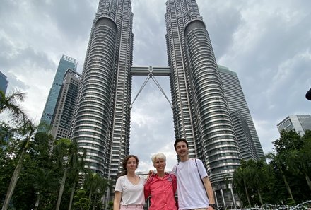 Familienurlaub Malaysia & Borneo - Malaysia & Borneo for family individuell - Familie vor den Petronas Towers Kuala Lumpur