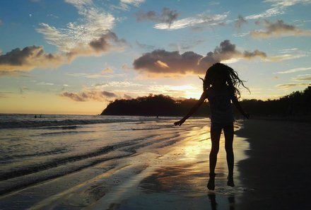 Karibik for family individuell - Tobago - Kind am Strand bei Sonnenuntergang 