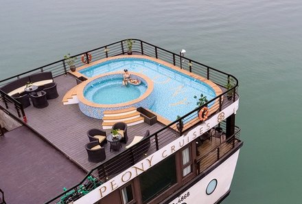 Vietnam Familienreise - Vietnam for family Summer - Peony Cruises - Pool auf Sonnendeck