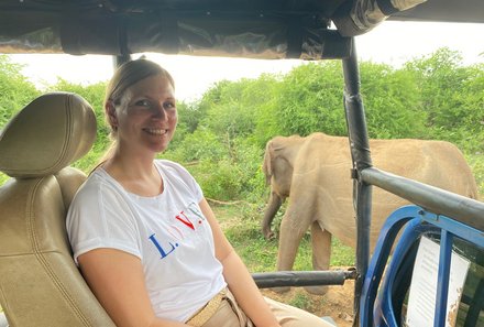 Sri Lanka for family individuell - Sri Lanka Individualreise mit Kindern - Daniela Schur auf Safari im Udawalawe Nationalpark