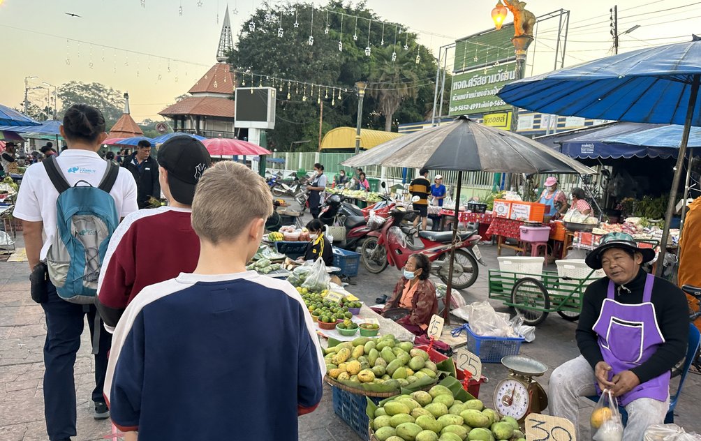 Thailand Familienurlaub - Thailand Familienreise - Kind mit Guide auf Markt