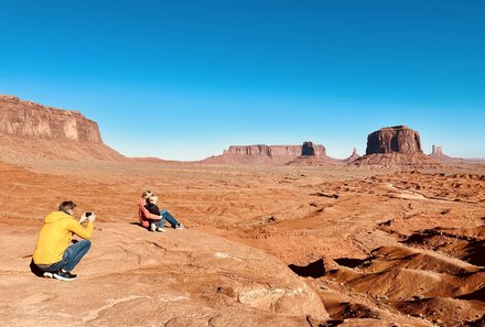 USA Südwesten mit Kindern - USA Westküste for family individuell - Abenteuer im Wilden Westen - Familie macht Foto im Monument Valley