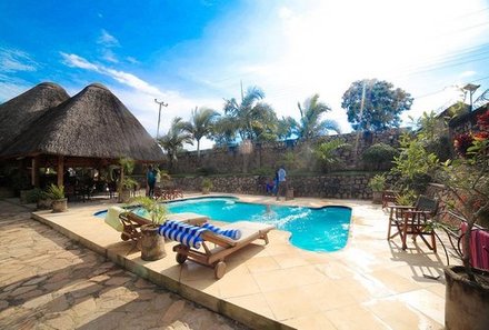 Uganda Familienreise - Uganda Family & Teens - Palm Hotel Pool mit Bar