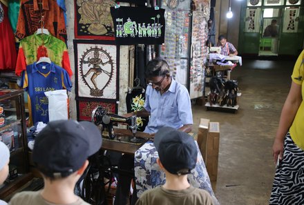 Sri Lanka Familienreise - Sri Lanka for family -  Kandy - Kinder schauen Einheimischen auf Markt zu