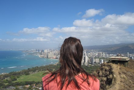 Hawaii Inselhopping for family individuell - Familienreise Hawaii mit Kindern - Mädchen genießt Ausblick am Diamond Head