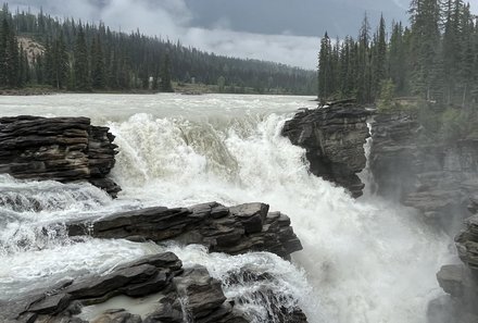  Westkanada Camping for family - Rocky Mountains mit Kindern - Gewaltiger Wasserfall